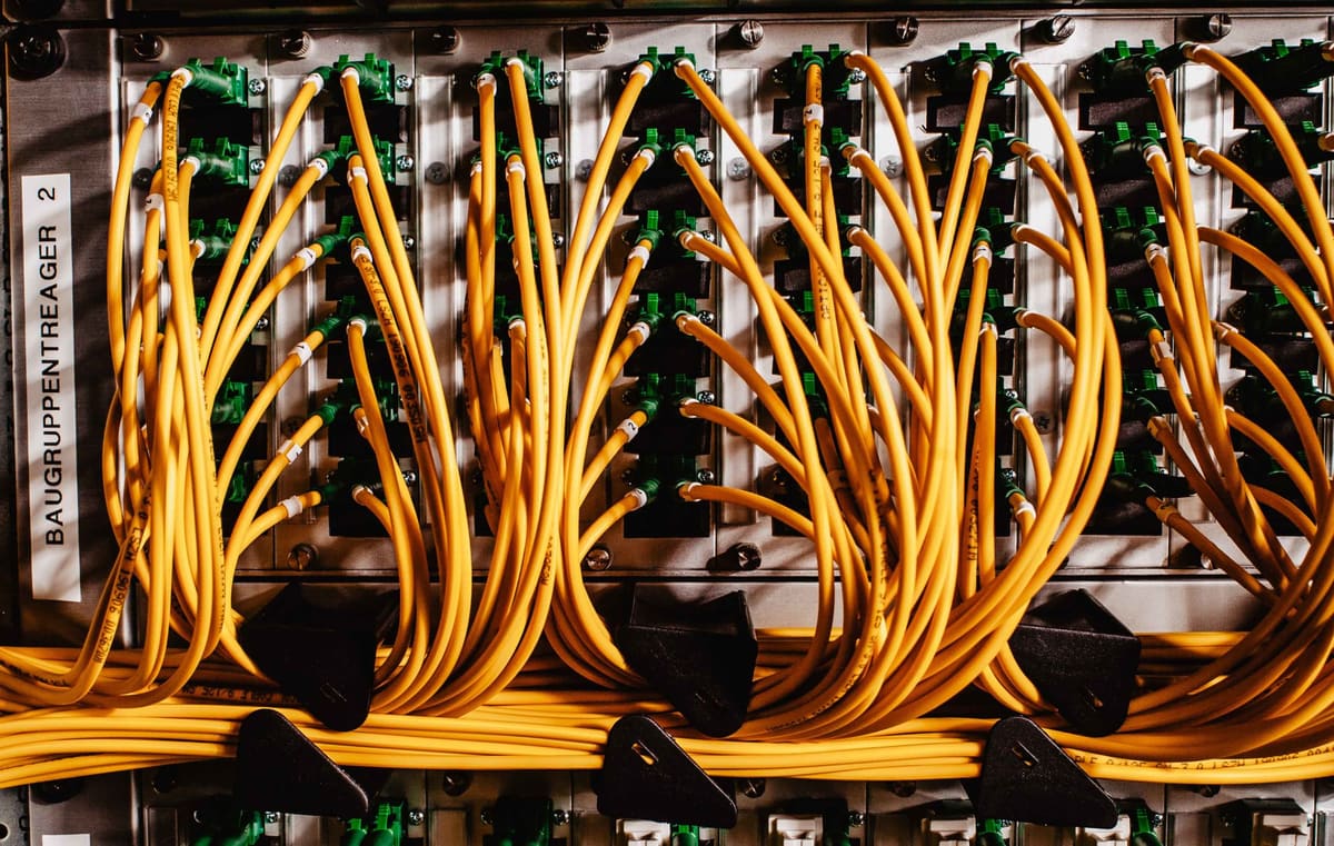 Glasfaser-Patchfeld von DT Net Service mit gelben Glasfaserkabeln