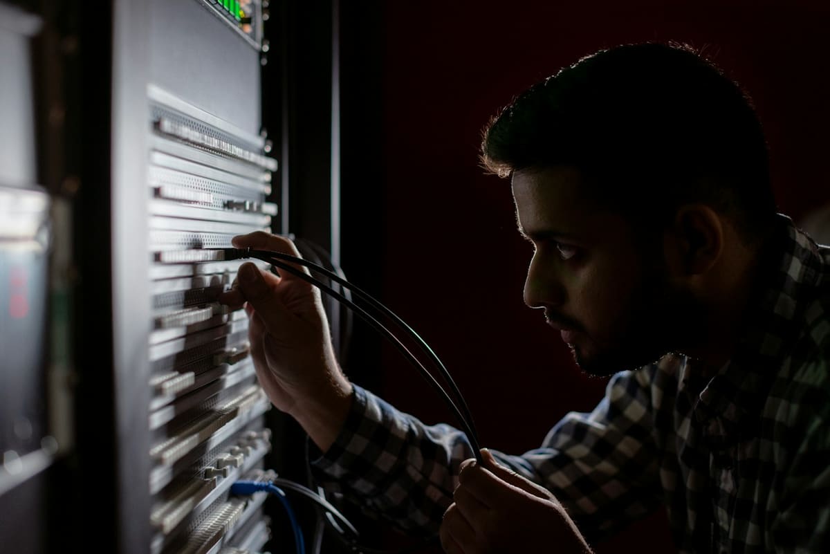 Techniker arbeitet an einem Netzwerkschrank